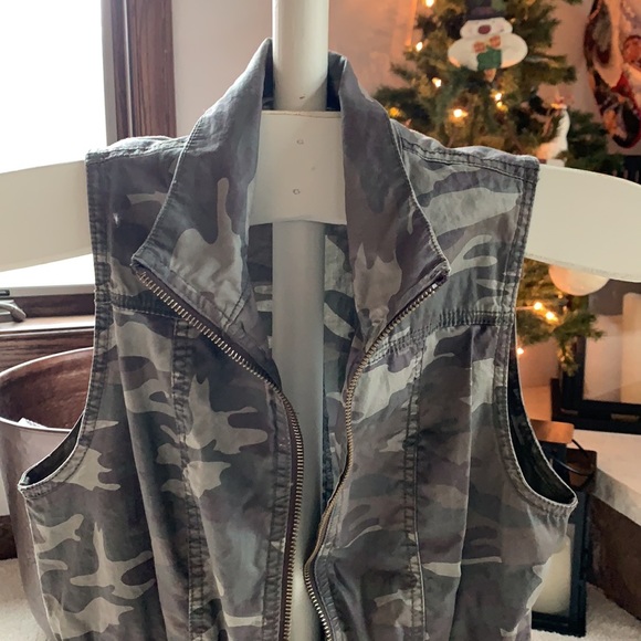 Maurices Camo Vest - Picture 2 of 6